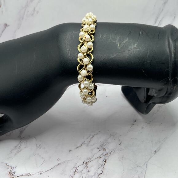 Vintage Richelieu gold tone, faux pearl chain bracelet with seashell clasp - Picture 3 of 8